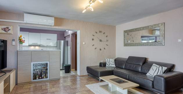 Four-Bedroom Apartment Magnolija 