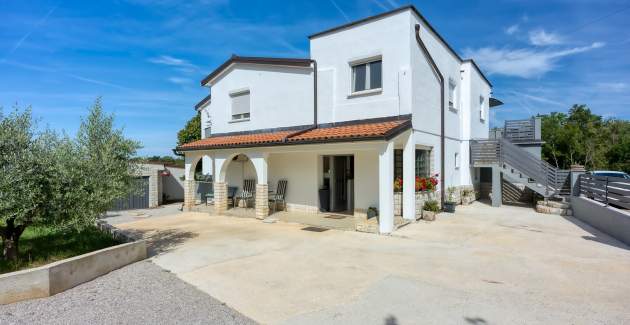 Four-Bedroom Apartment Magnolija 