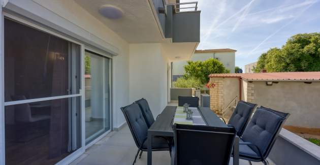 Four-Bedroom Apartment Magnolija 