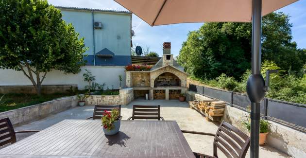 Four-Bedroom Apartment Magnolija 