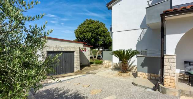 Four-Bedroom Apartment Magnolija 