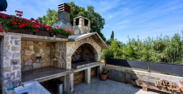 Four-Bedroom Apartment Magnolija 