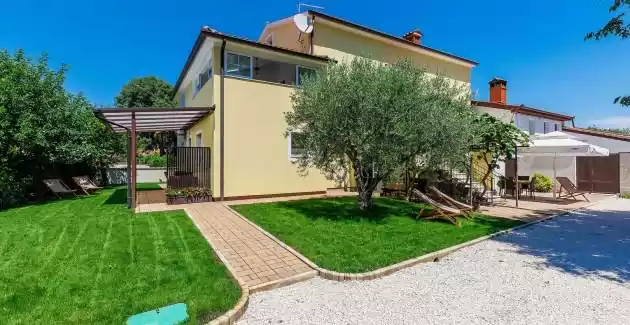 Apartman Nino A3 s terasom i zajedničkim bazenom