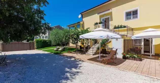 Apartman Nino A3 s terasom i zajedničkim bazenom