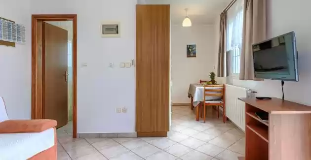 Apartman Nino A3 s terasom i zajedničkim bazenom