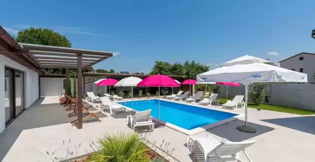 Nino A5 Apartment with Terrace and Shared Pool