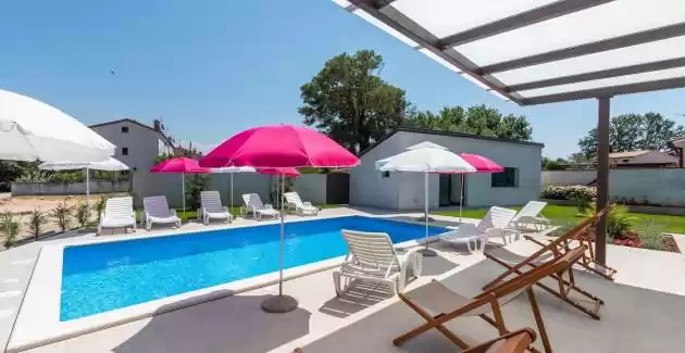 Nino A5 Apartment with Terrace and Shared Pool