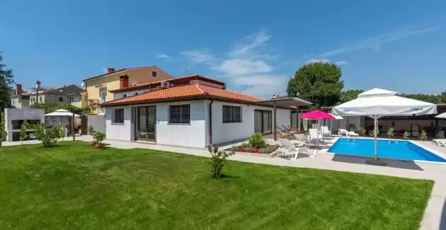 Nino A5 Apartment with Terrace and Shared Pool