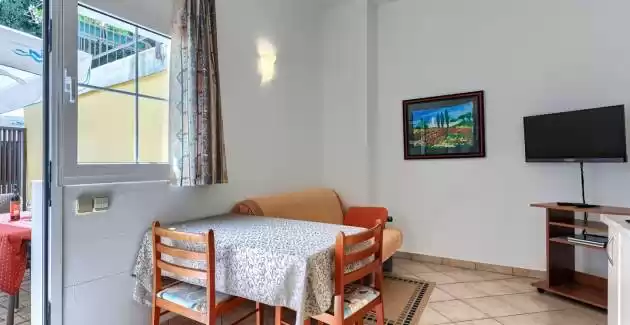 Nino A5 Apartment with Terrace and Shared Pool