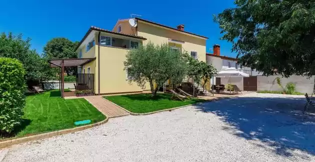 Nino A5 Apartment with Terrace and Shared Pool