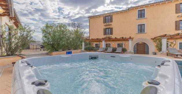 Villa Christina with Pool, Jacuzzi and Sauna