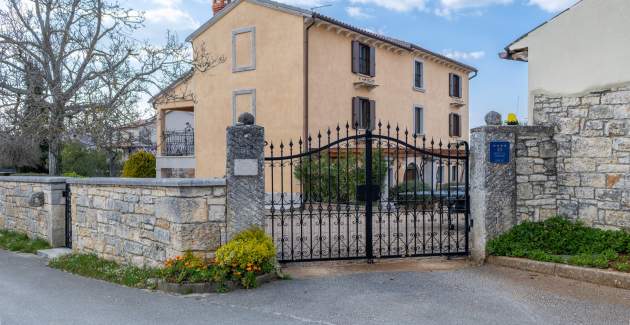 Villa Christina with Pool, Jacuzzi and Sauna