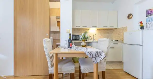 Apartman Vera A2 s pogledom na vrt