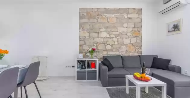 Modernes Ferienwohnung Eva mit 2 Schlafzimmern in Porec