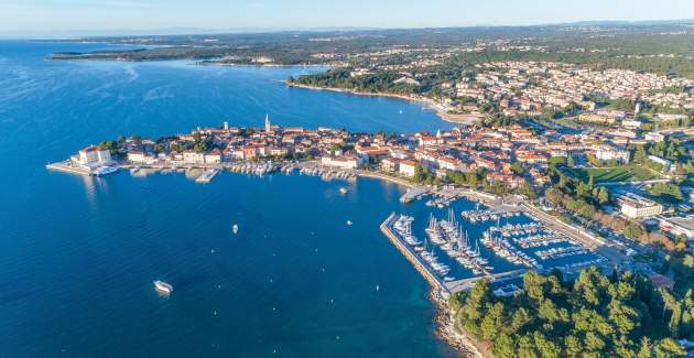 Trosobni apartman s balkonom i bazenom - Marinela Korsa II