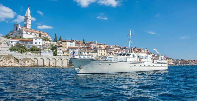 Trosobni apartman s balkonom i bazenom - Marinela Korsa II