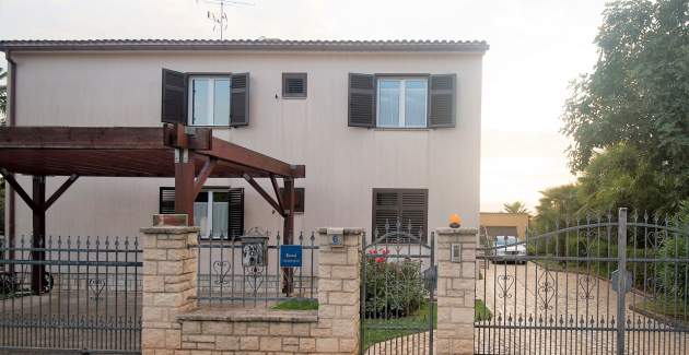 One-Bedroom Apartment Sandra II with Terrace and Garden View
