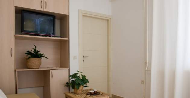 One-Bedroom Apartment Sandra II with Terrace and Garden View