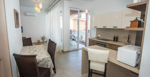 Apartment mit 2 Schlafzimmern in der Villa Valtrazza Noa IV mit Balkon und Poolblick