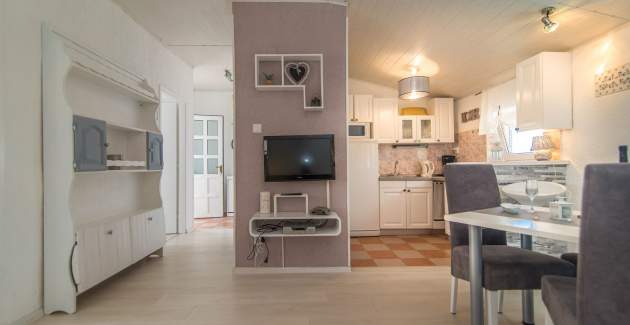 Moderno uređen apartman Suzy More s terasom i pogledom na more