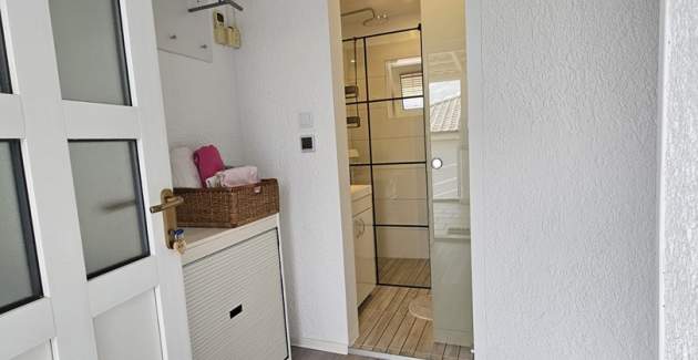 Moderno uređen apartman Suzy More s terasom i pogledom na more