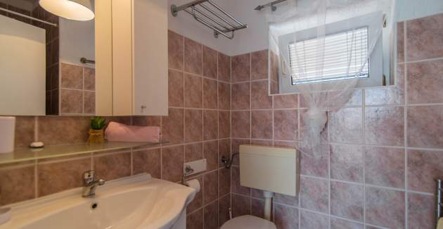 Moderno uređen apartman Suzy More s terasom i pogledom na more