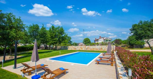 Apartments Jakici I with Pool View , on horse ranch