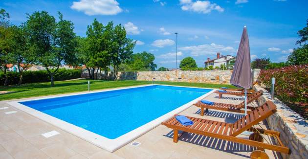 Apartments Jakici I with Pool View , on horse ranch