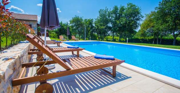 Apartments Jakici I with Pool View , on horse ranch