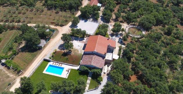 Apartments Jakici I with Pool View , on horse ranch