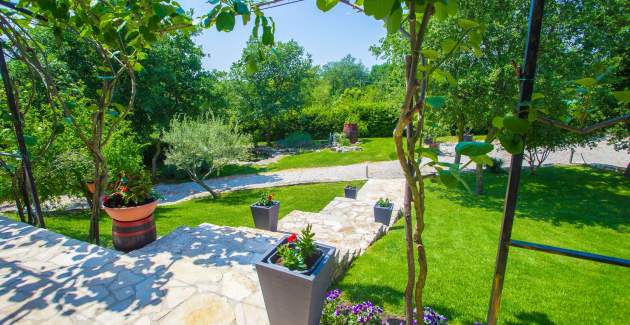 Apartment Jakici II with Garden View, on horse ranch