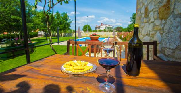 Apartment Jakici II with Garden View, on horse ranch