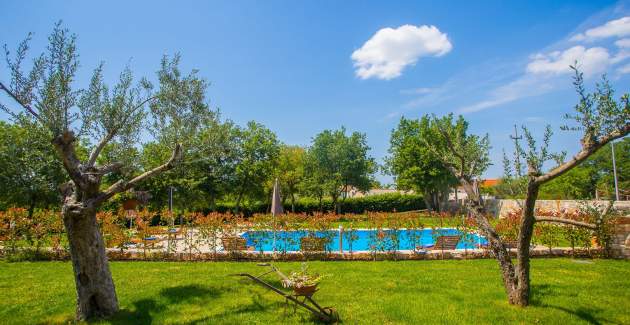 Apartment Jakici II with Garden View, on horse ranch