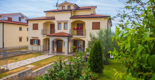 Pleasant Apartment Lorena Radosi with Balcony