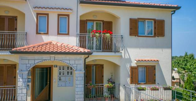 Pleasant Apartment Lorena Radosi with Balcony