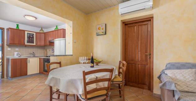 Three-Bedroom Apartment Banko in Spadici