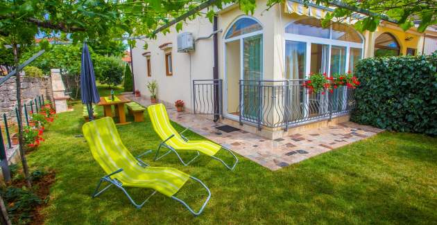 Beakovic Radosi A4 mit Terrasse und Garten 