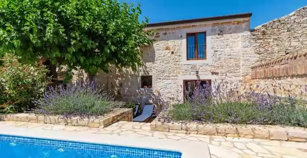 Casa di pietra Ghedda con piscina privata e giardino