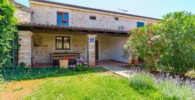 Casa di pietra Ghedda con piscina privata e giardino