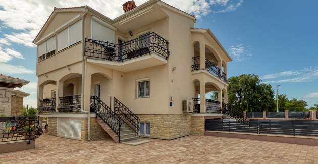 Apartment Blue with Balcony A1