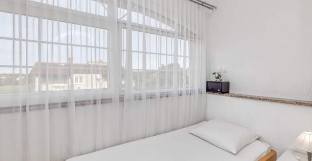 Ferienwohnung Covic White mit Balkon