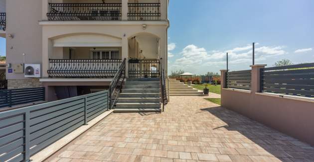Ferienwohnung Covic White mit Balkon