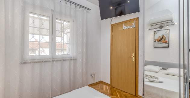 Ferienwohnung Covic White mit Balkon