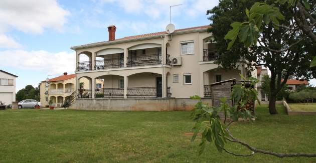 Two-Bedroom Apartment Covic Red