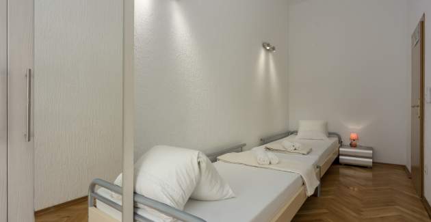 Two-Bedroom Apartment Covic Red