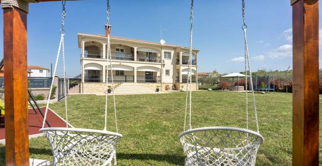 Two-Bedroom Apartment Covic Red