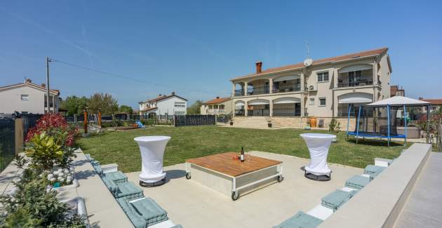 Two-Bedroom Apartment Covic Red