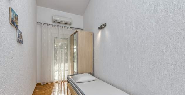 Two-Bedroom Apartment Covic Red