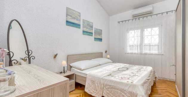 Two-Bedroom Apartment Covic Red