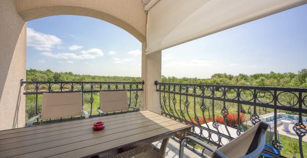 Two-Bedroom Apartment Covic Red